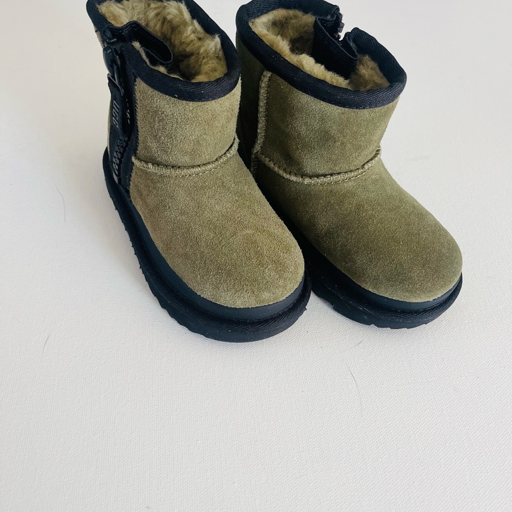 UGG Classic Mini Zipper Tape Logo 1143699K Youth Kids Size 9 Toddler NEW Olive